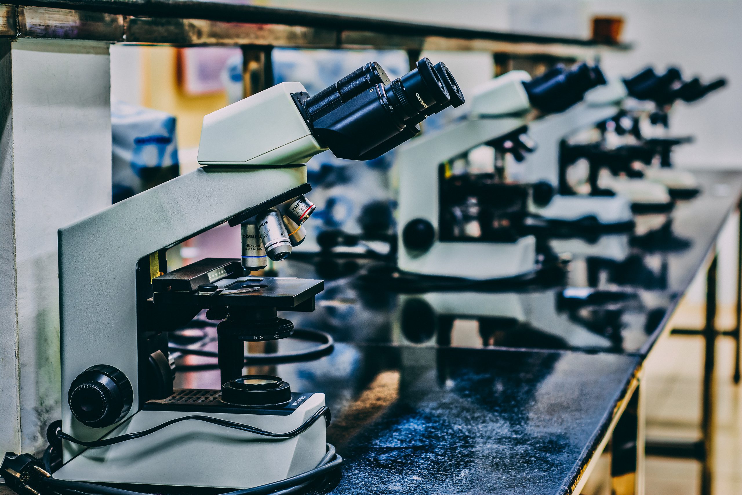 ousa-chea-gKUC4TMhOiY-unsplash microscopes